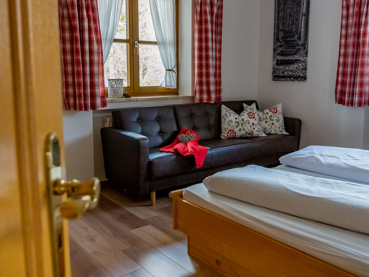Sofa und Bett Ferienwohnung Waxenstein