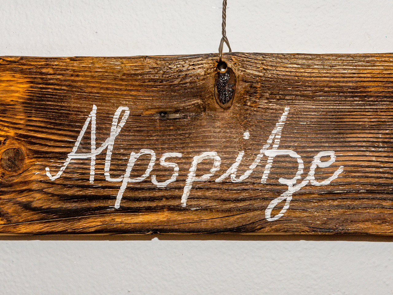 Holzschild mit Aufschrift Ferienwohnung Alpspitze