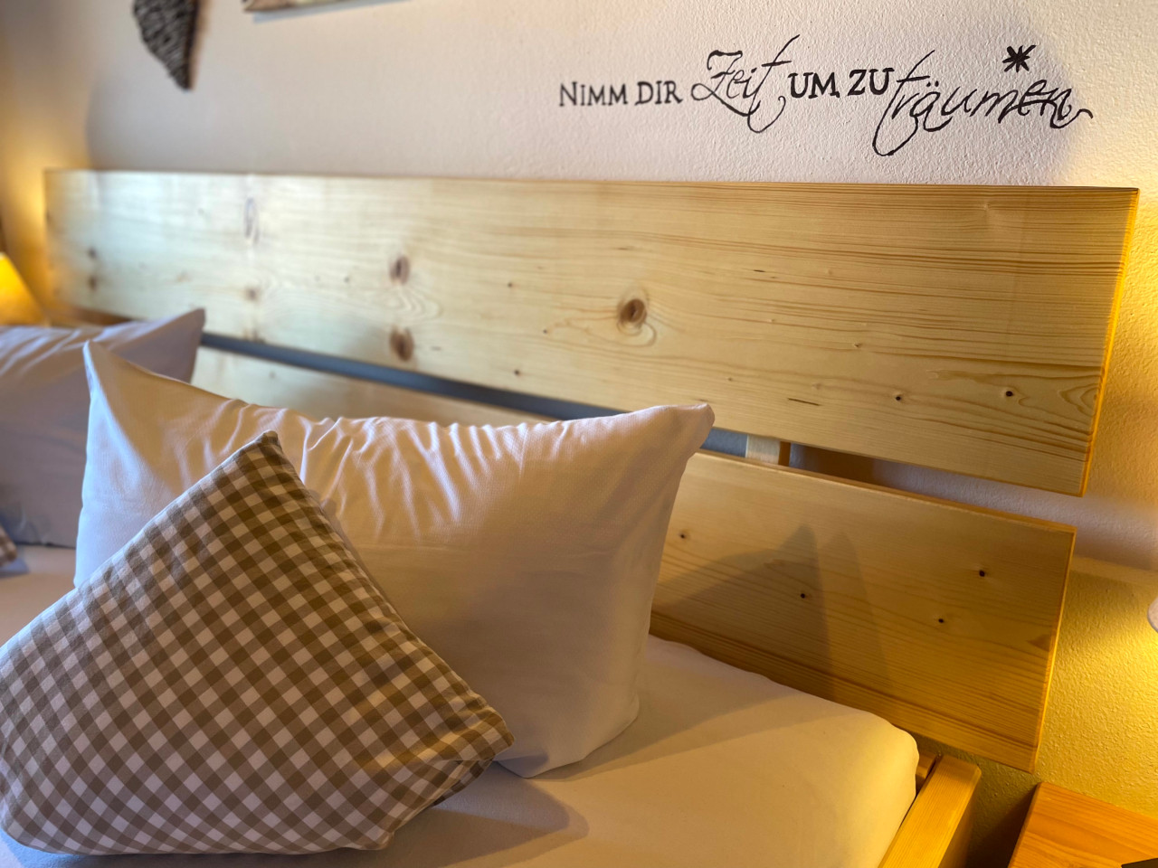 Detailansicht Bett Ferienwohnung Alpspitze
