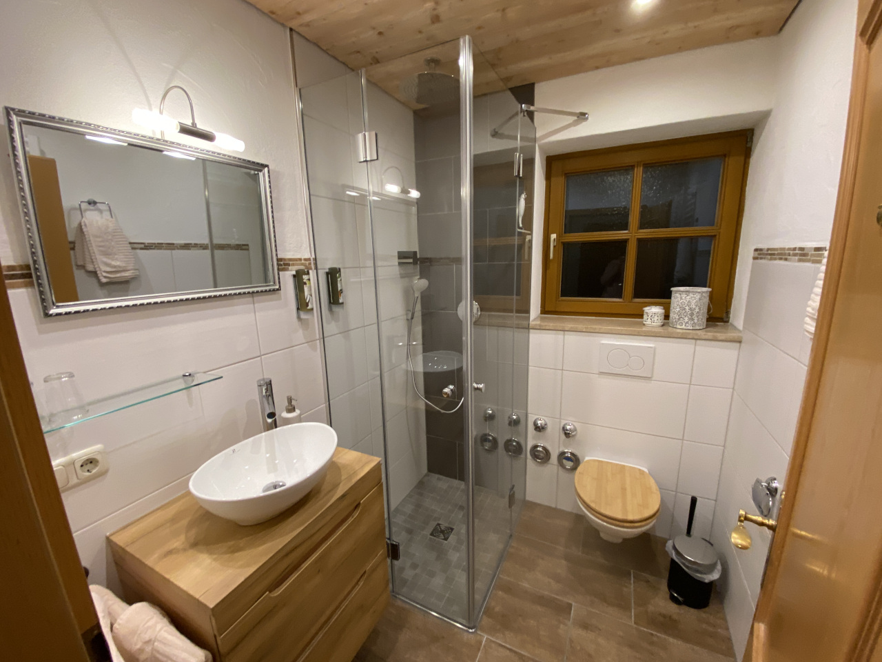 Bad mit Dusche und WC Appartement Waxenstein