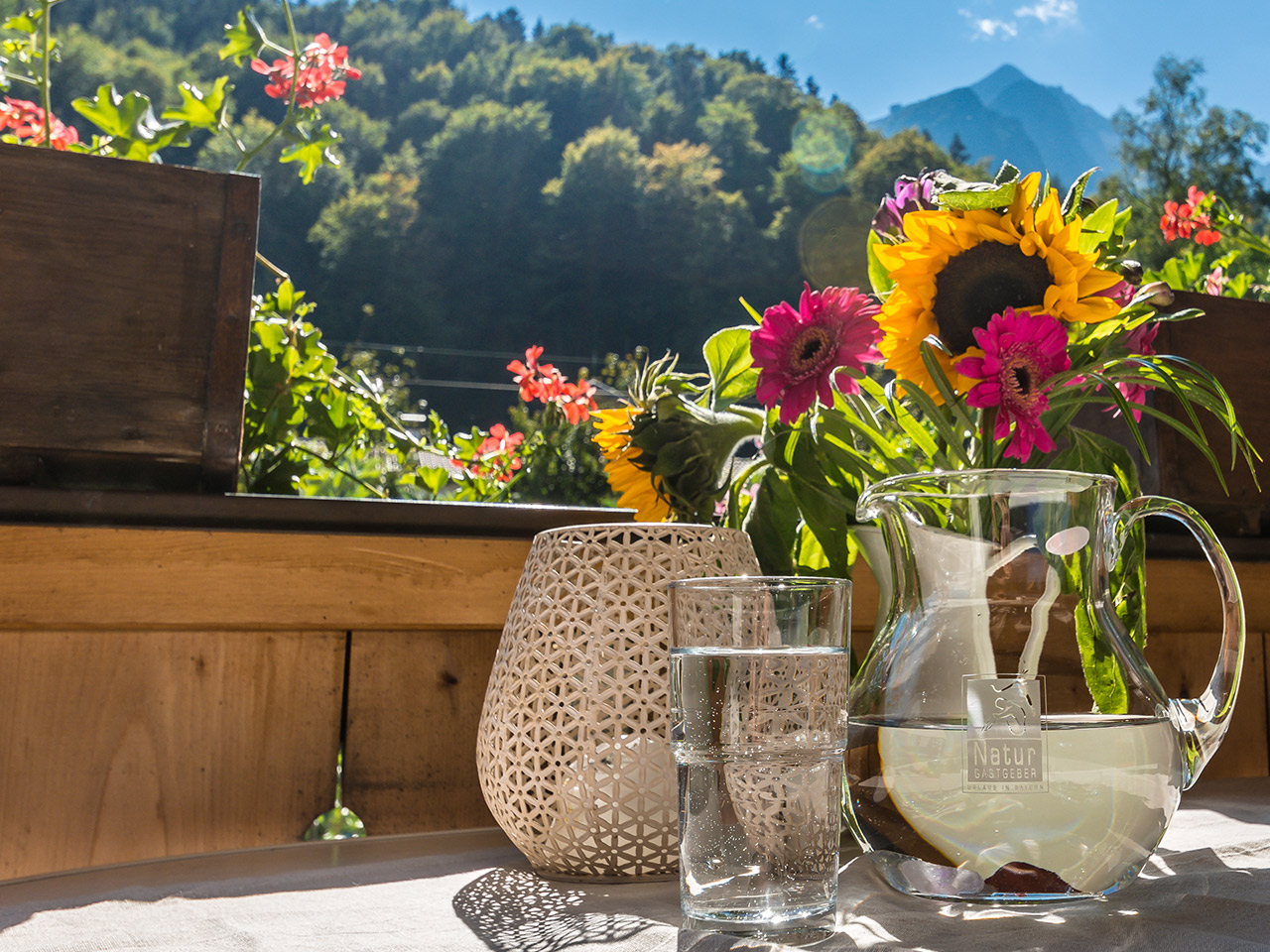 Wasserkrug auf Balkon mit Bergen im Hintergrund