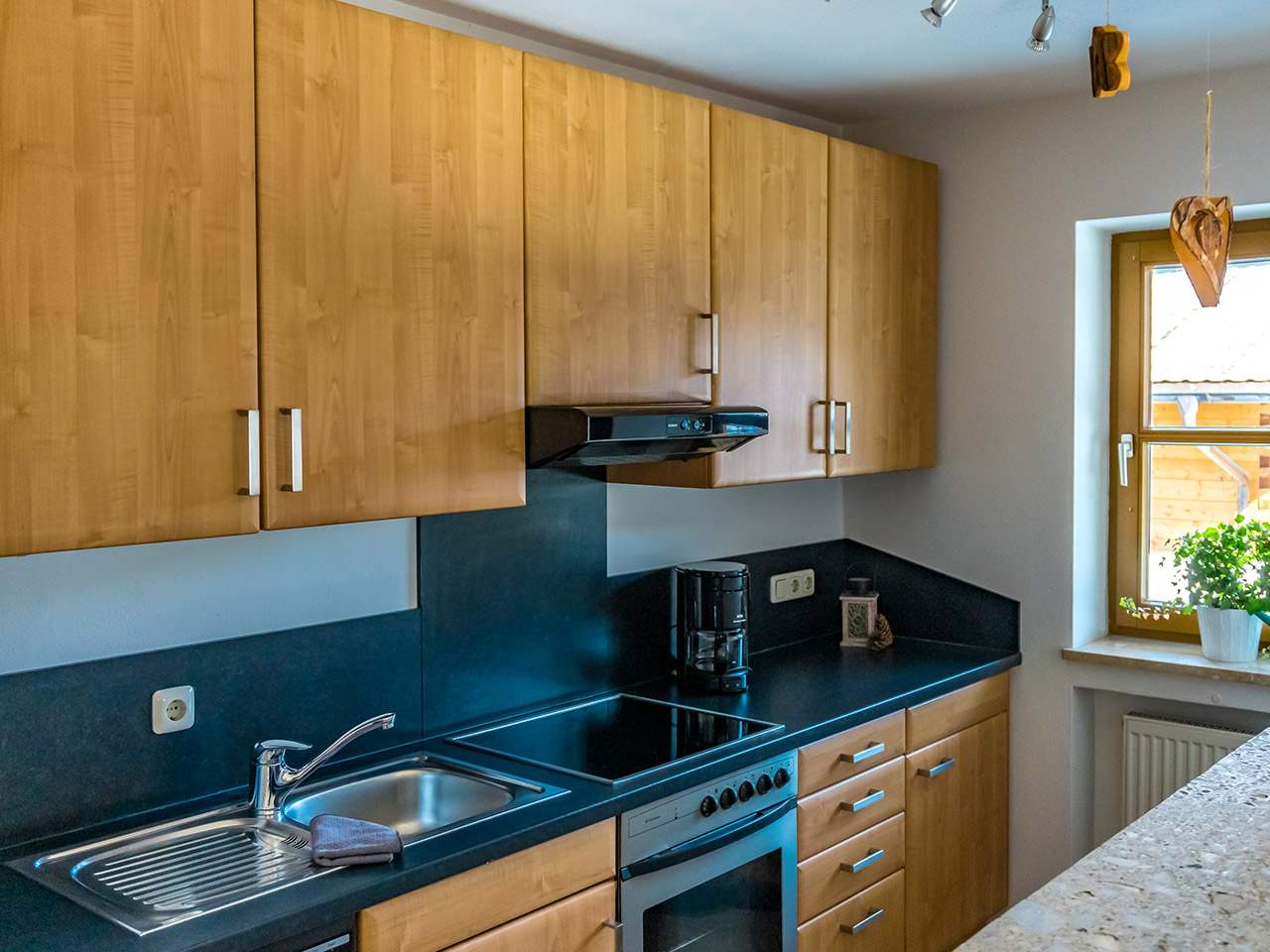 Küche mit Utensilien Appartement Waxenstein