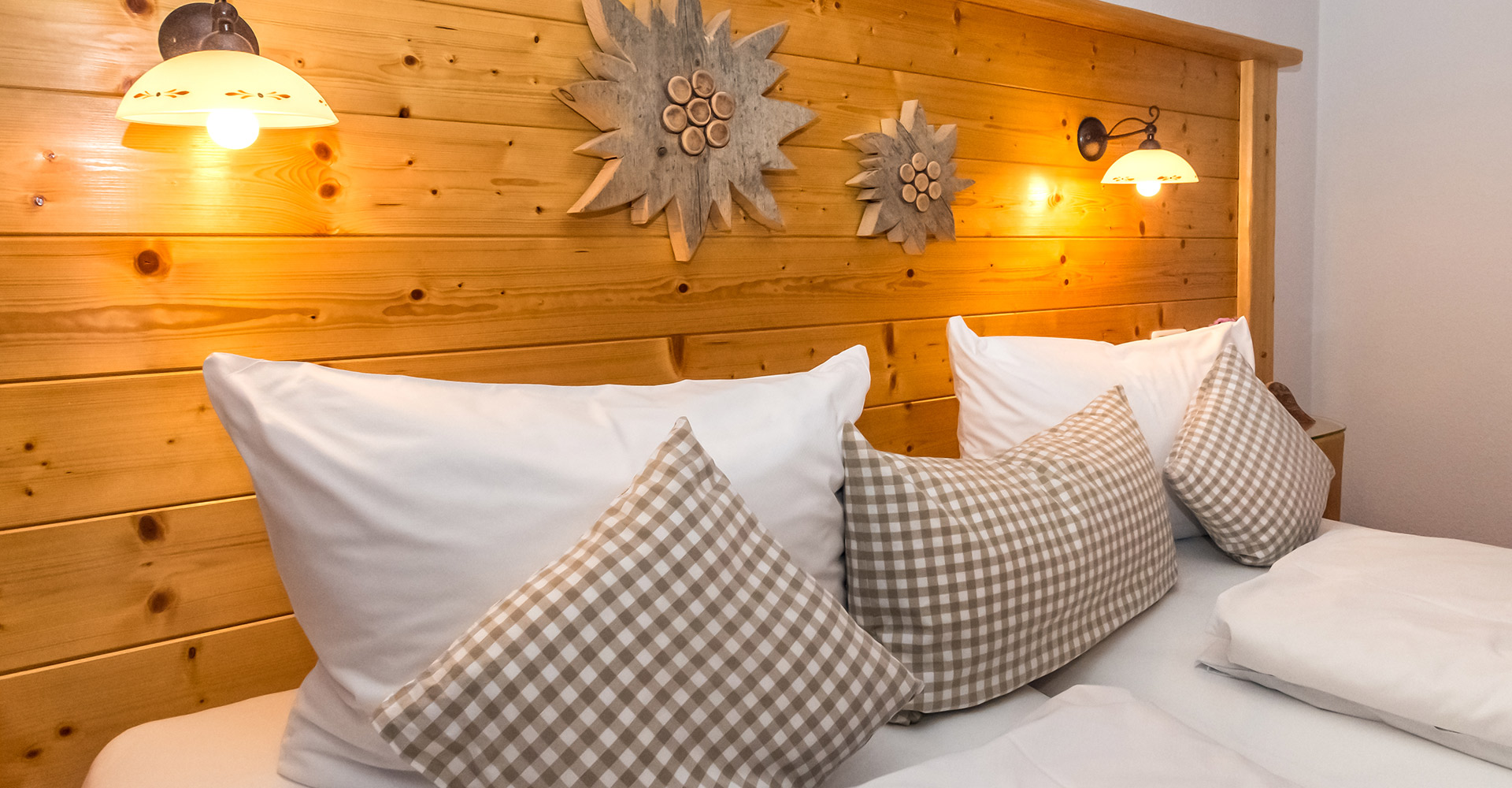 Bett mit Holzrückwand im Appartement Maximilian Haus Geigerer